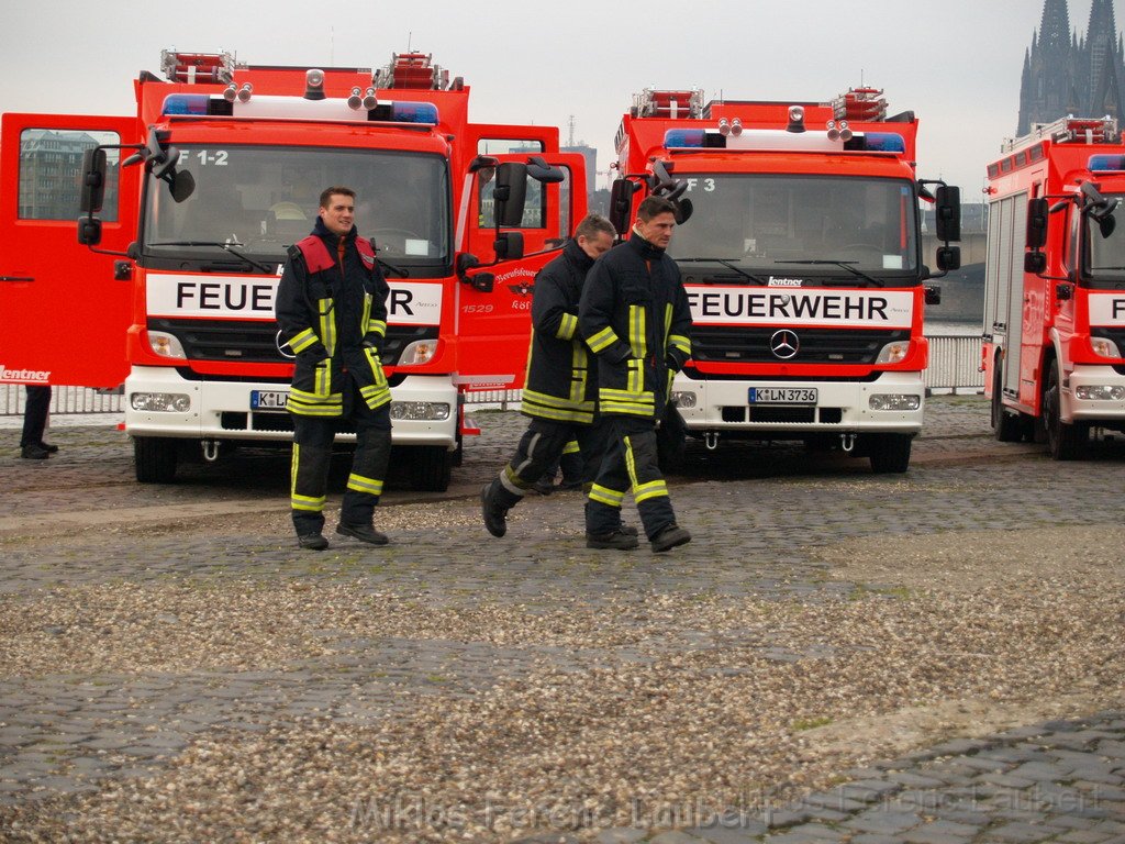 Neue LF`s fuer Koeln Uebergabe in Koeln Deutz an den Wachen  P066.JPG